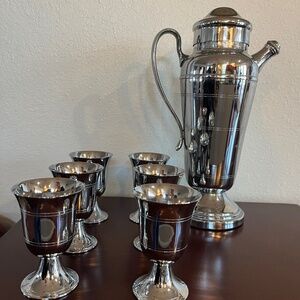 Mid-Century Chrome Plated Cocktail Shaker and 6 Pedestal Cocktail Cups